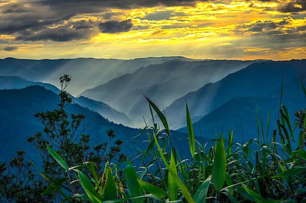 morning_rays_touching_cherrapunjee_6436